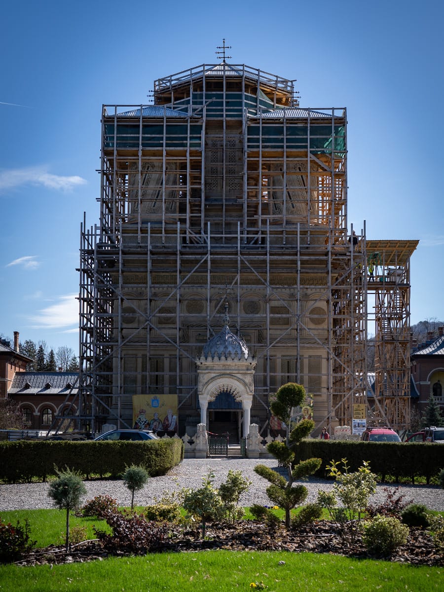 Eingerüstete Kathedrale im Kloster Curtea de Argeș während der Restaurierung