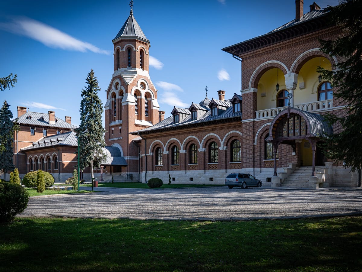 Klosteranlage von Curtea de Argeș mit Backsteinbauten, Arkaden und Turm