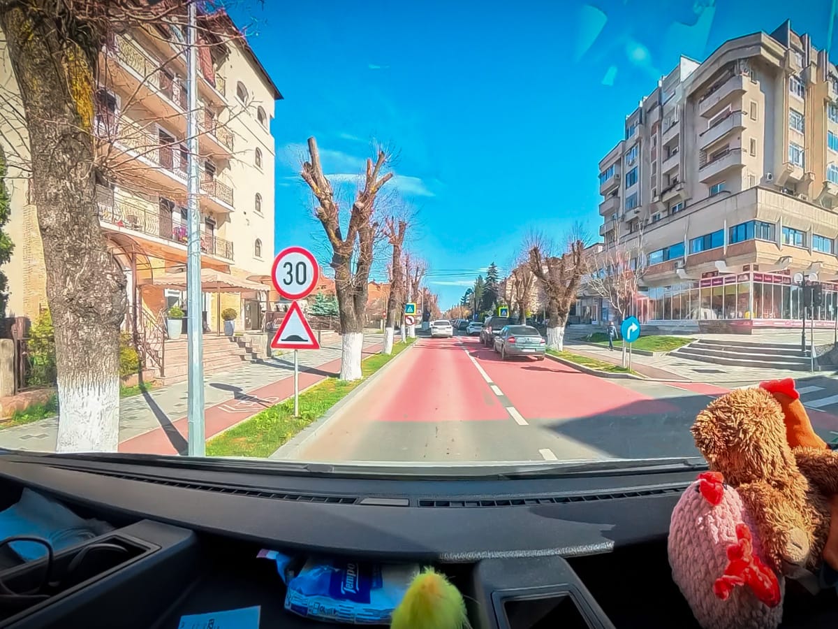 Stadtansicht von Curtea de Argeș auf dem Weg zum Kloster mit Straße und Gebäuden