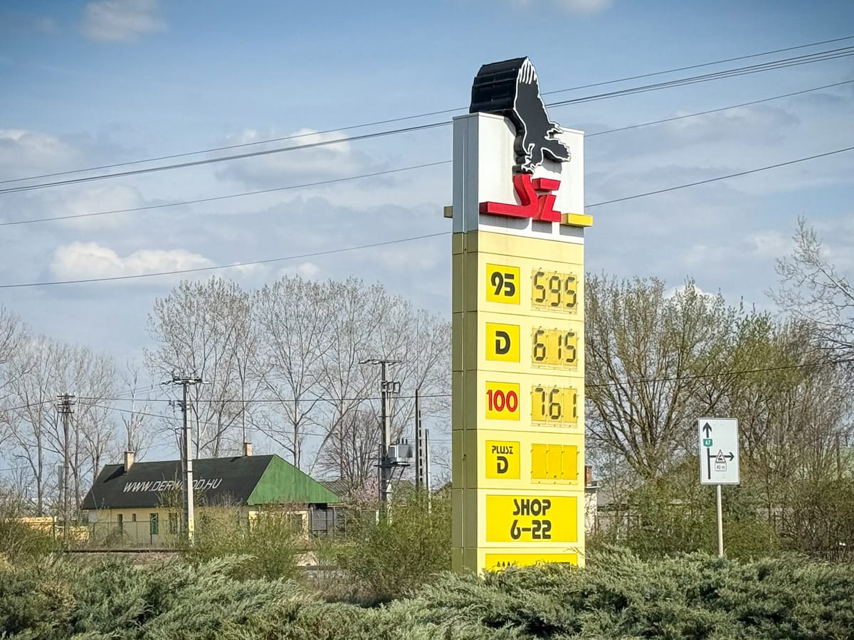 Preisschild an einer Tankstelle in Ungarn mit Dieselpreis von 615 Forint pro Liter