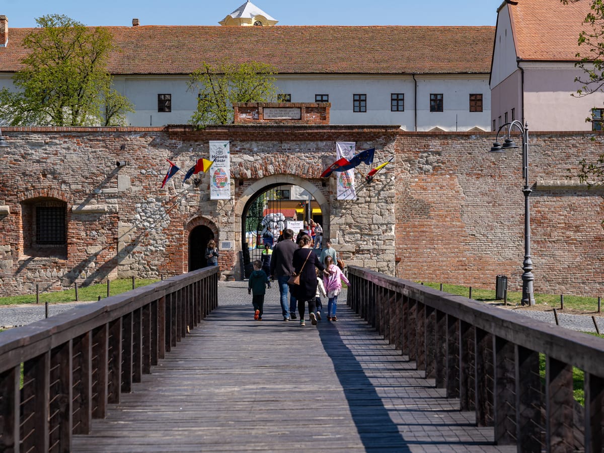 Eingang zur Festung Oradea mit Holzbrücke und Toranlage