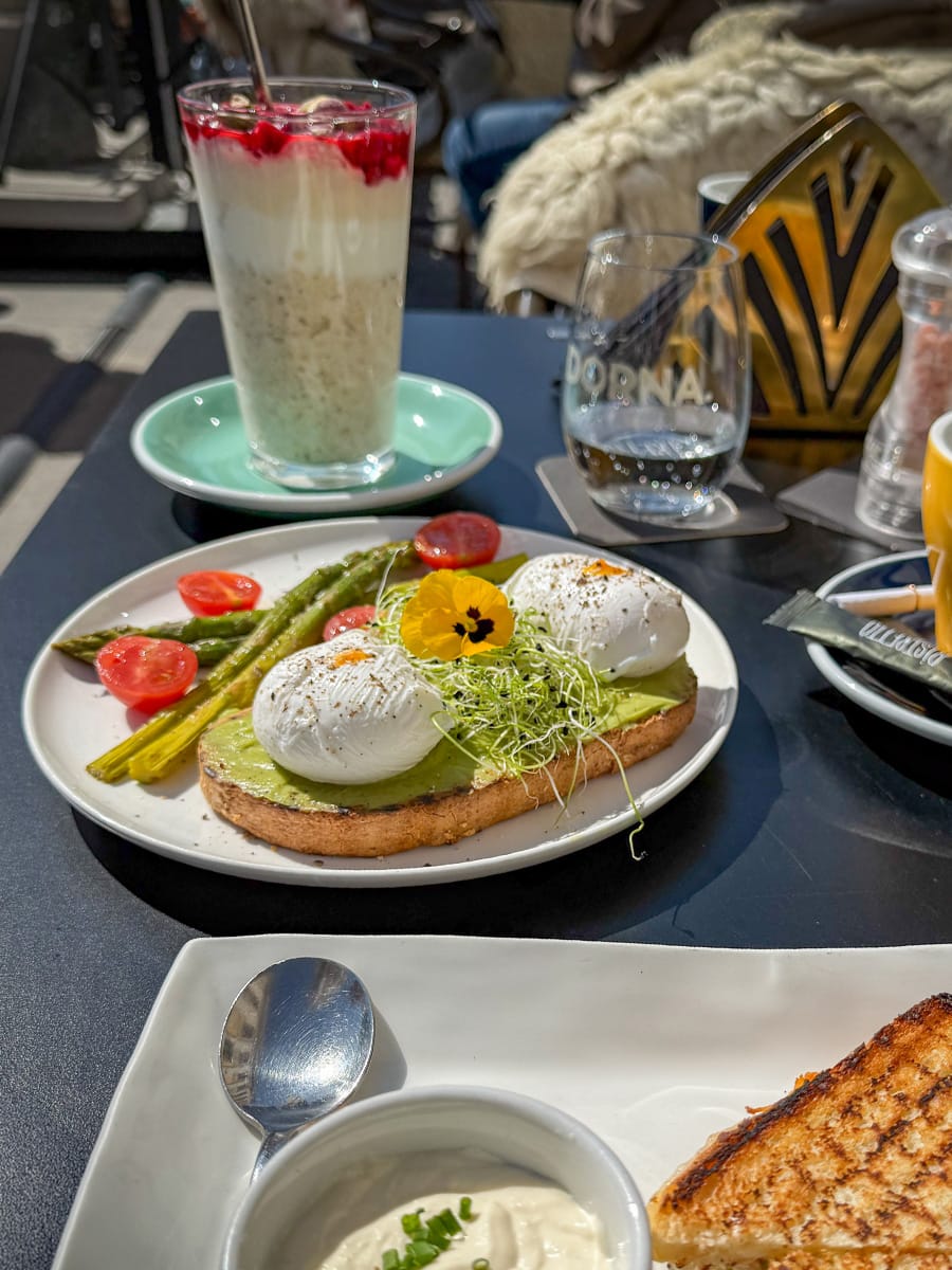Frühstück im Ristretto Café in Oradea mit pochierten Eiern, Chicken-Toast und Haferflocken im Glas