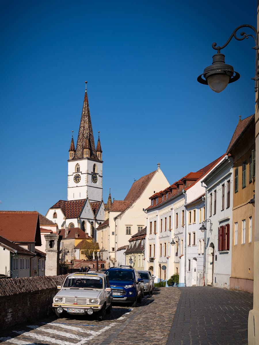 Kopfsteinpflastergasse mit Blick auf den Turm der evangelischen Stadtpfarrkirche in Sibiu