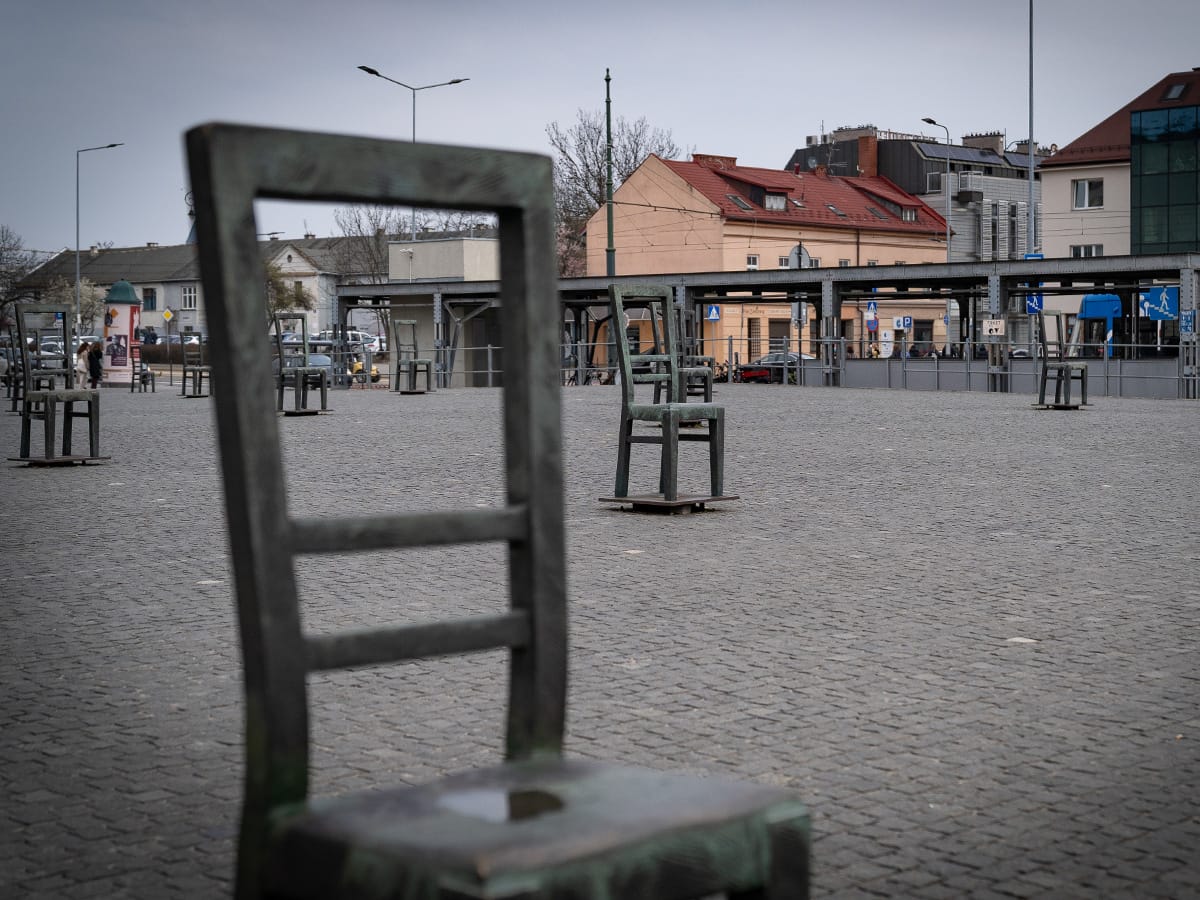 Leere Metallstühle auf dem Ghetto-Platz in Krakau