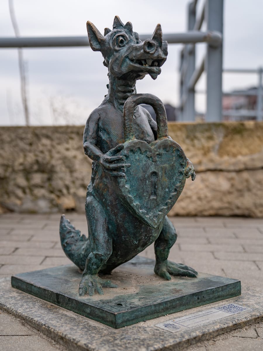 Kleiner Wawel-Drache an der Brücke in Krakau als Figur mit Herz