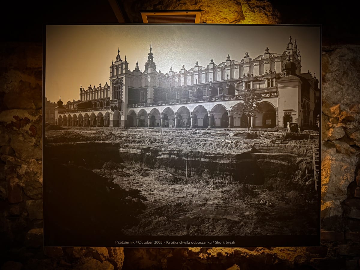 Historische Aufnahme der Ausgrabungen am Krakauer Marktplatz vor den Tuchhallen