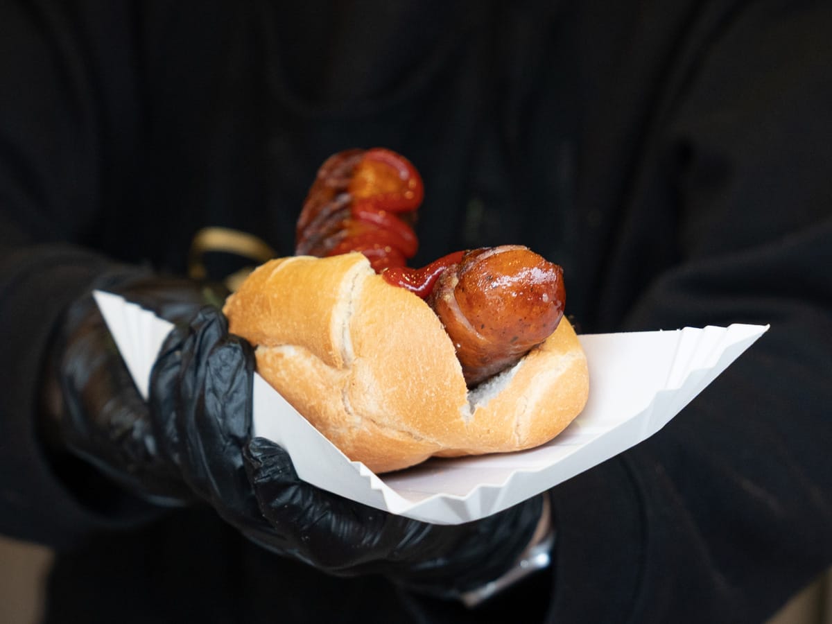 Krakauer Wurst im Brötchen mit Ketchup, serviert an einem Straßenstand in Krakau