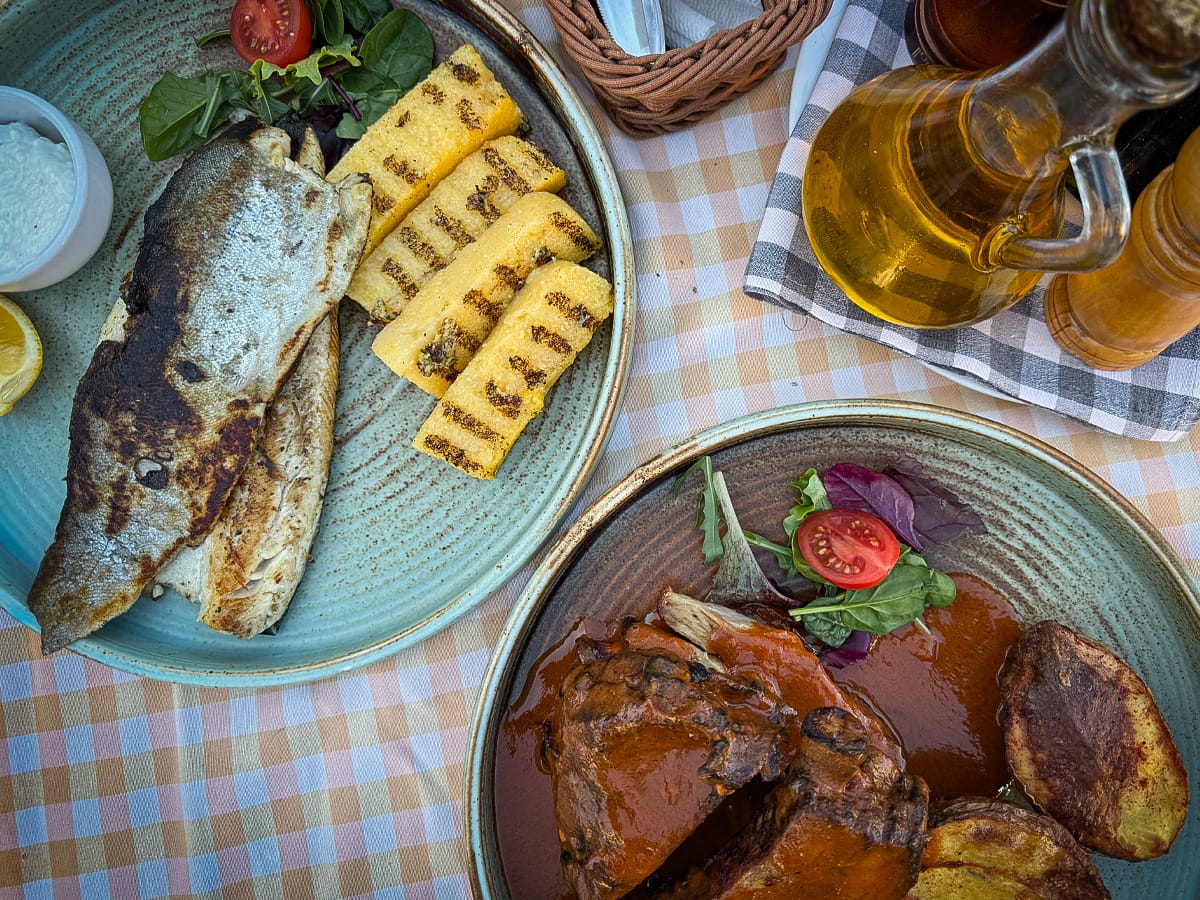 Gegrillte Forelle mit Polenta und Rippchen mit Kartoffeln im Restaurant Kulinarium in Sibiu