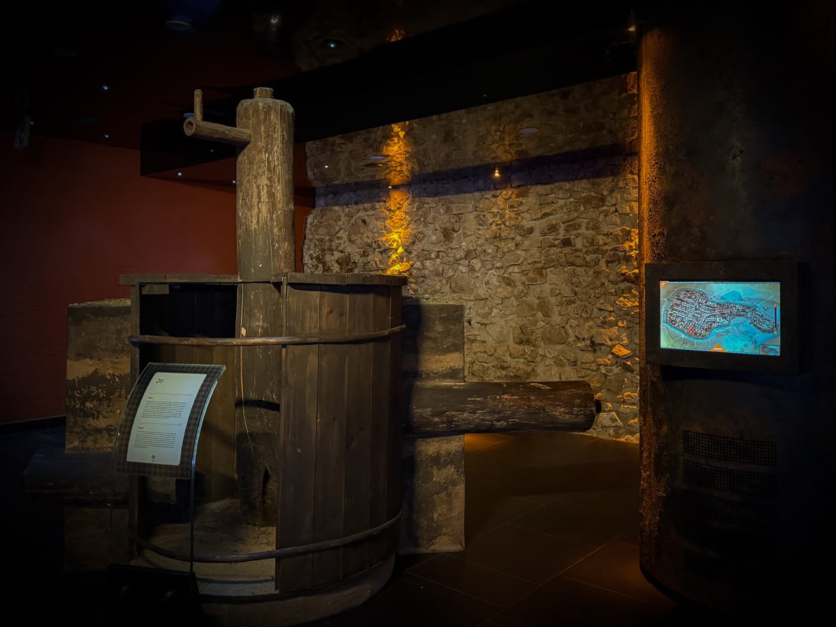 Infotafel zum mittelalterlichen Wassersystem „Rząpie“ im Untergrundmuseum am Marktplatz von Krakau