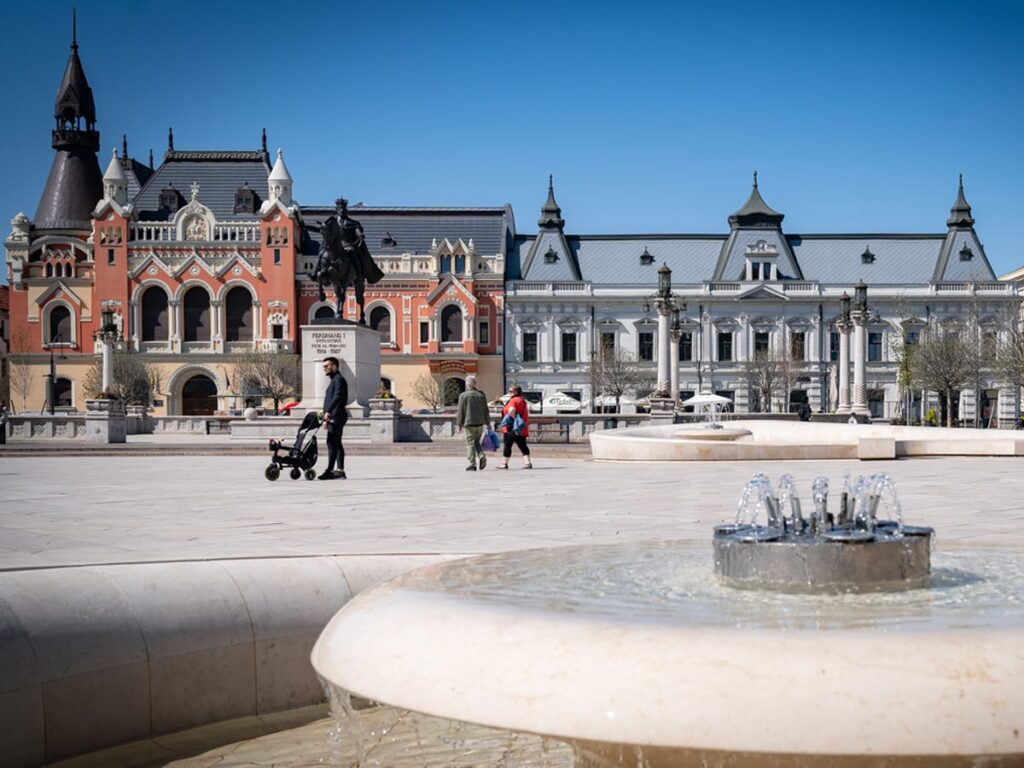 Piața Unirii in Oradea mit Brunnen und griechisch-katholischem Bischofspalast
