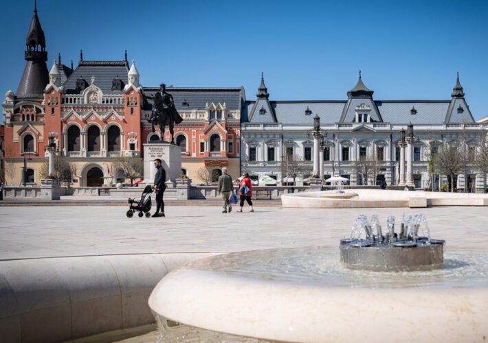Piața Unirii in Oradea mit Brunnen und griechisch-katholischem Bischofspalast