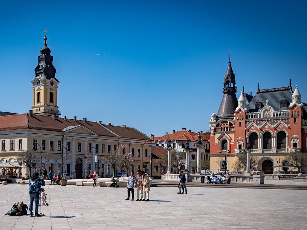 Piața Unirii in Oradea mit Jugendstilfassaden und Rathaus