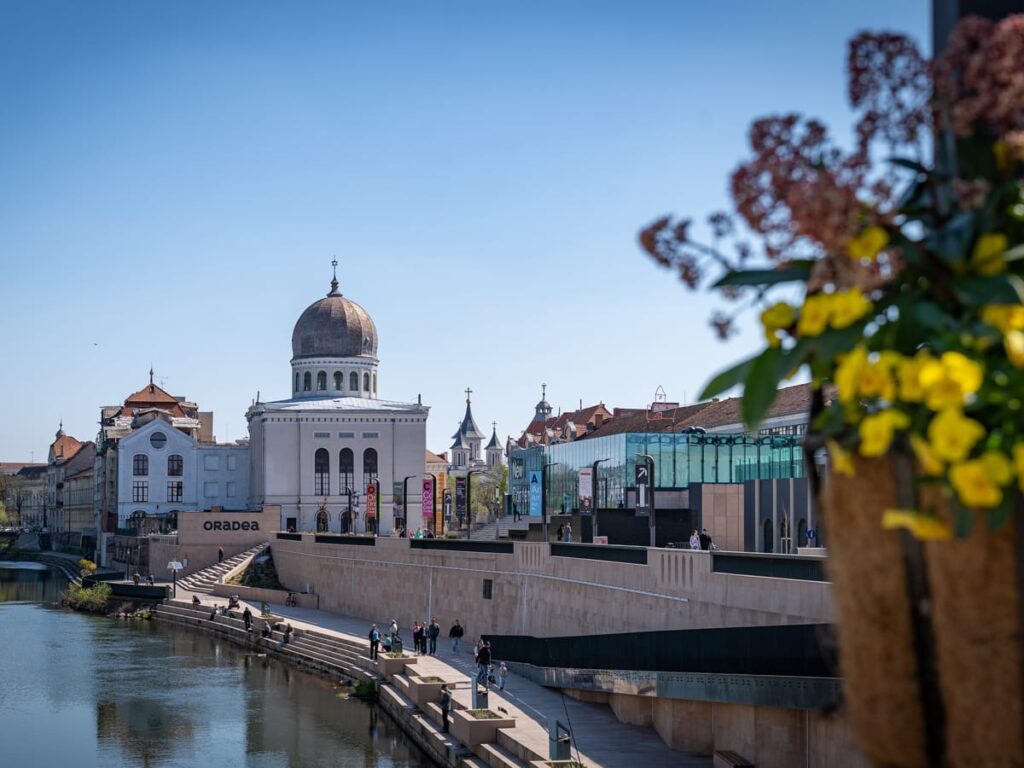 Oradea Schriftzug am Fluss Crisul Repede mit Synagoge Sion und modernem Kunstgebäude