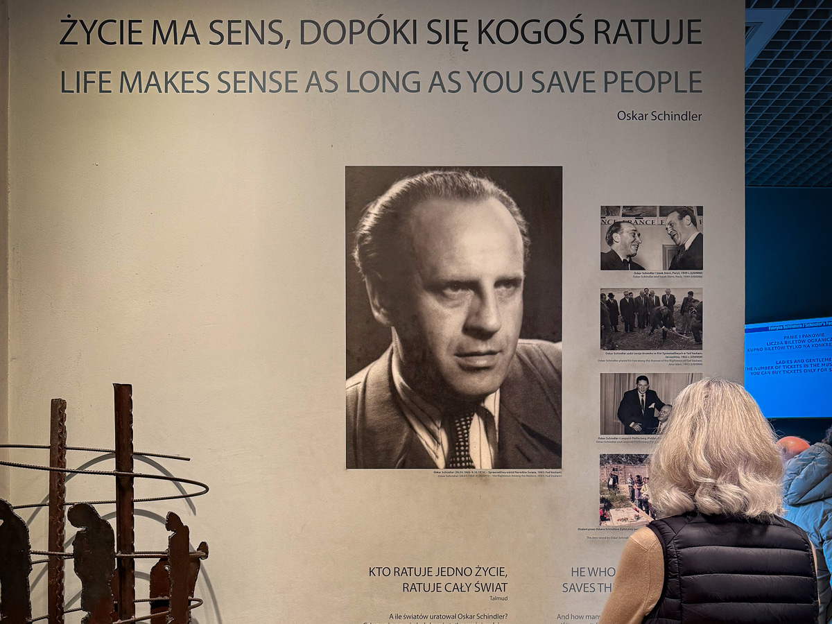 Ausstellung im Oskar Schindler Museum in Krakau mit Porträt und Zitat über das Retten von Menschenleben