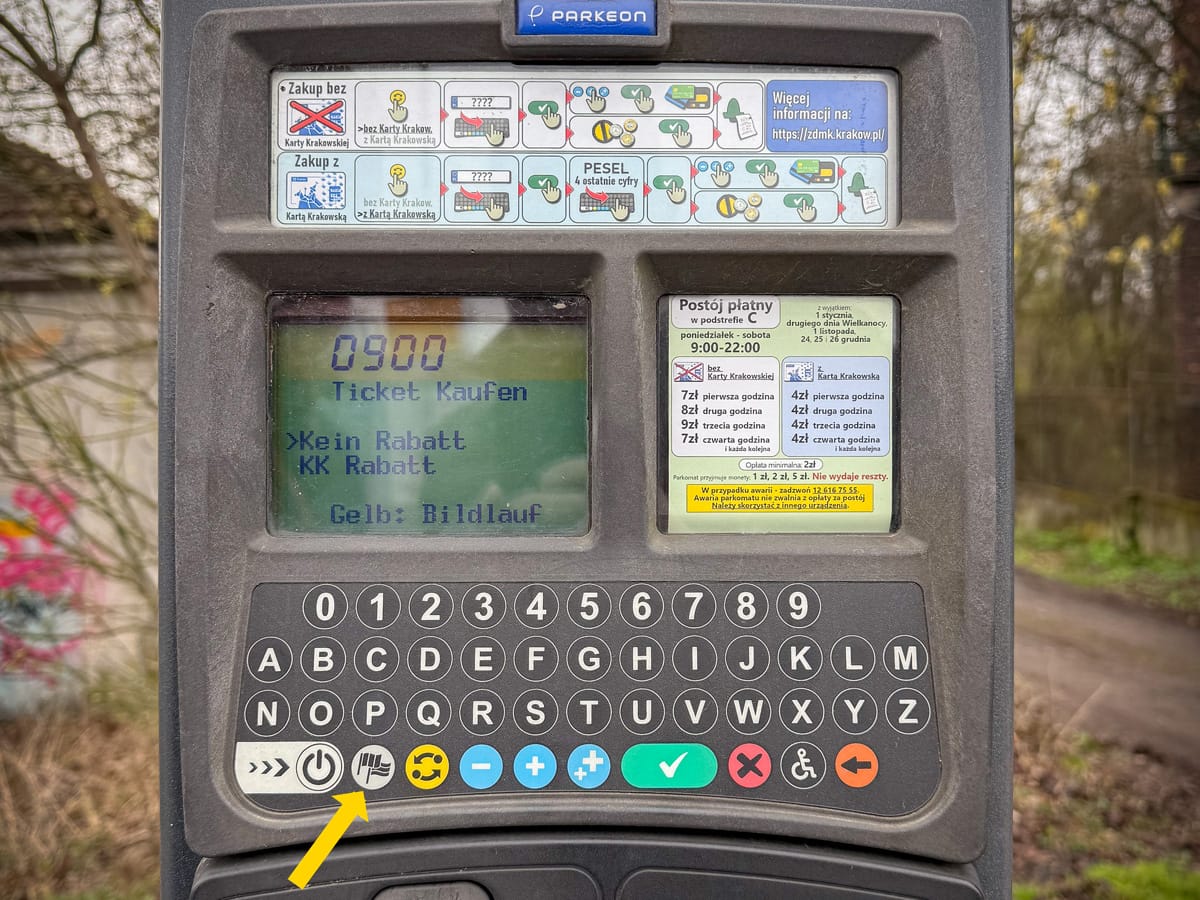 Parkscheinautomat in Krakau Zone C mit Sprachauswahl Taste im Fokus