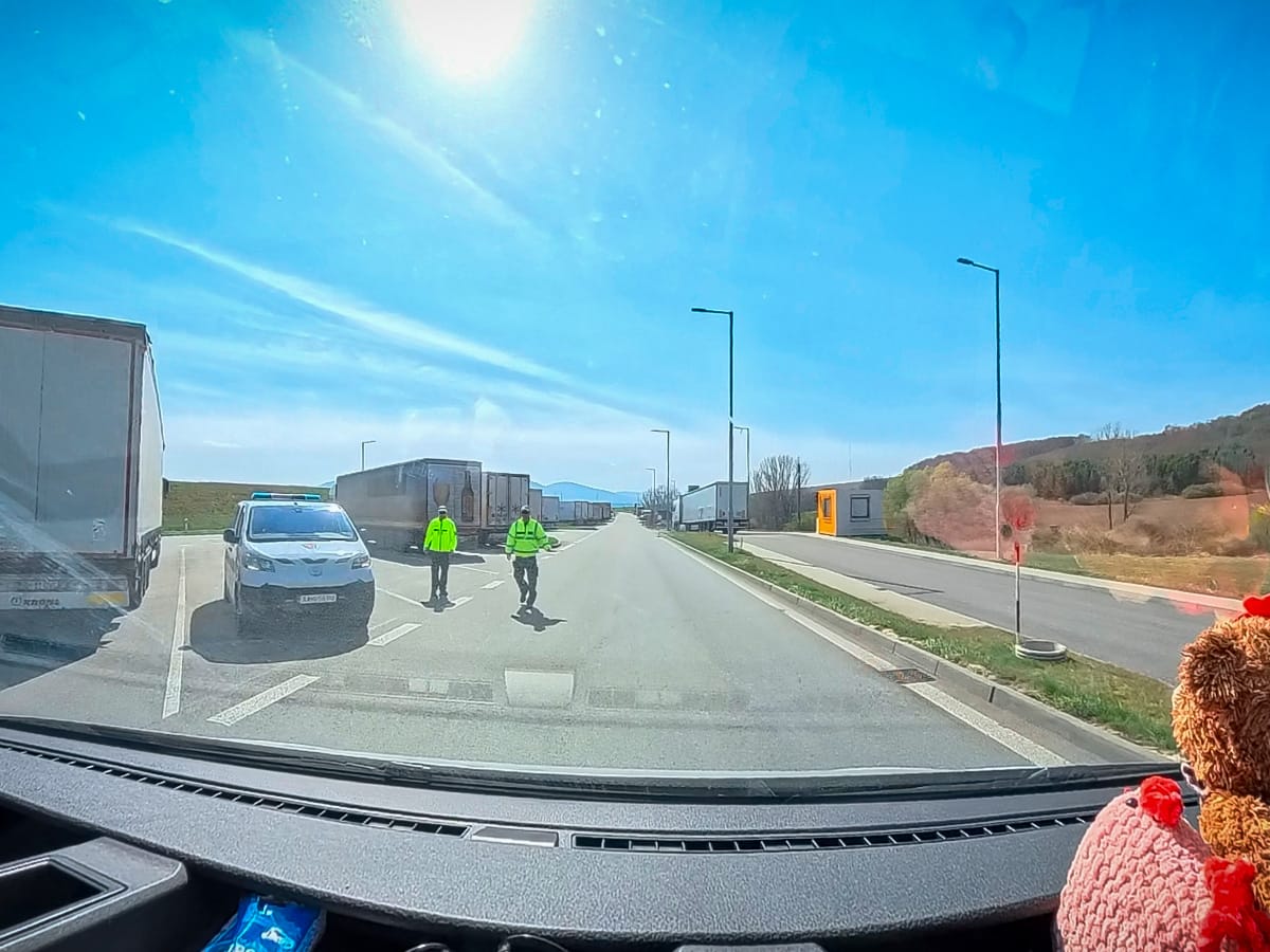 Polizeikontrolle auf der Autobahn in der Slowakei aus Sicht des Campers