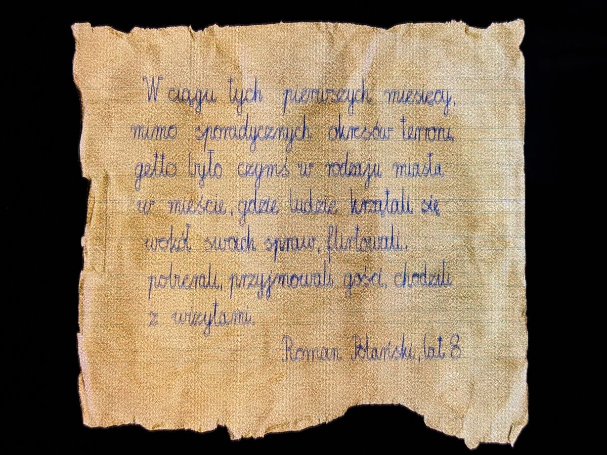 Handgeschriebener Text von Roman Polanski aus seiner Kindheit im Krakauer Ghetto in der Ausstellung