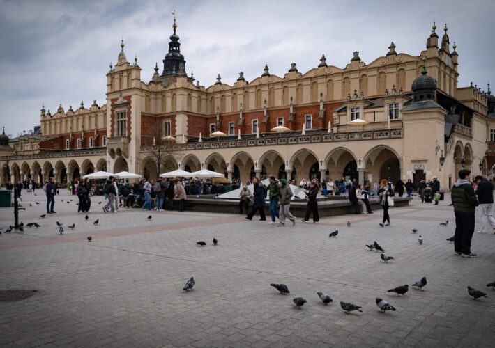 Tuchhallen auf dem Rynek in Krakau mit Menschen und Tauben auf dem Marktplatz
