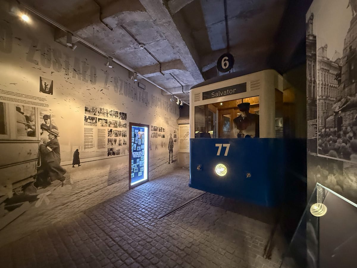 Ausstellung im Schindler Museum Krakau mit historischer Straßenbahn und Stadtbild