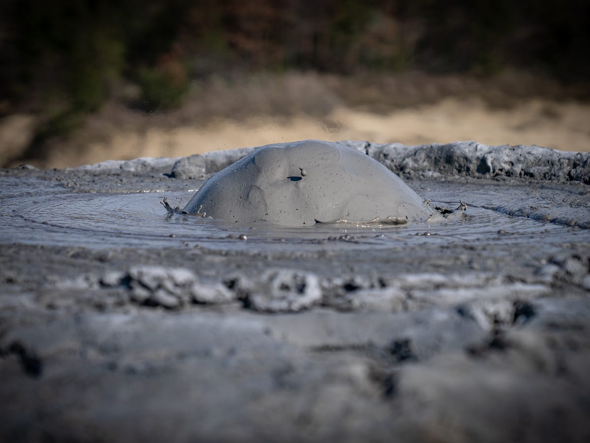Detailaufnahme eines Schlammvulkans bei Berca mit Blase und entweichendem Gas