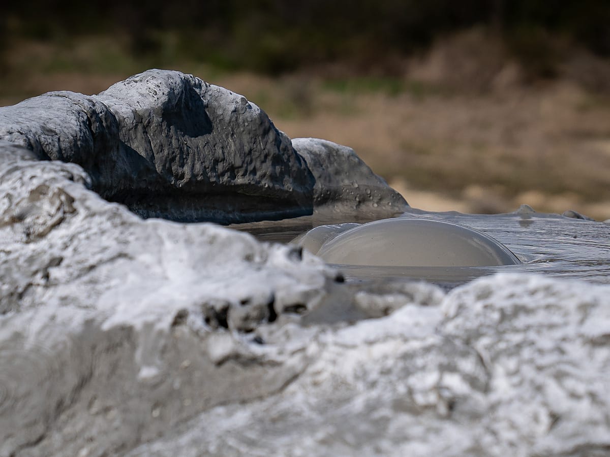 Detailaufnahme eines Schlammvulkans mit aufsteigender Blase