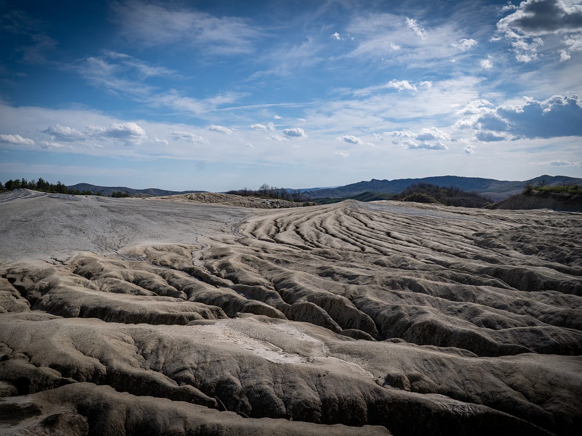 Schlammvulkane bei Berca mit rissiger Oberfläche und typischen Rillenstrukturen
