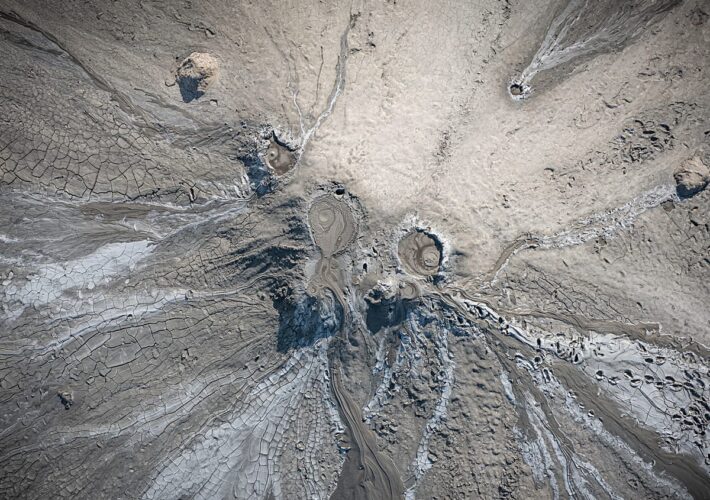 Luftaufnahme eines Schlammvulkans bei Berca in Rumänien