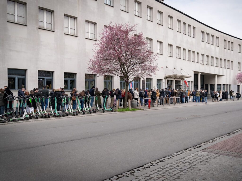 Lange Schlange vor dem Eingang des Schindler Museums in Krakau
