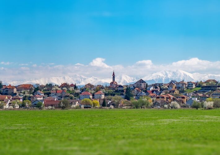 Blick auf Sibiu mit schneebedeckten Karpaten im Hintergrund im Frühling