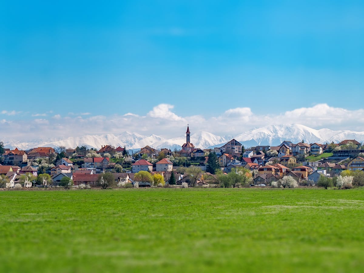 Blick auf Sibiu mit schneebedeckten Karpaten im Hintergrund im Frühling