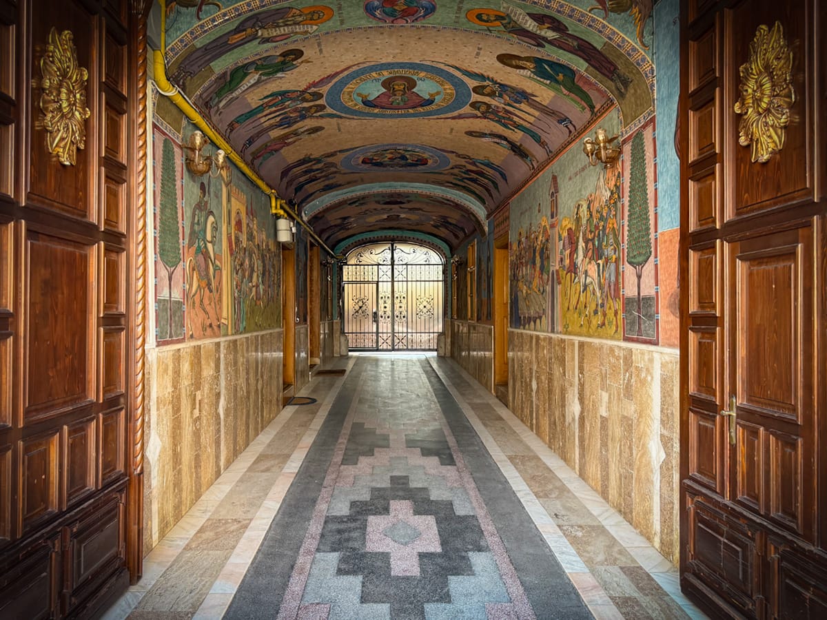 Bemalter Durchgang in einem Innenhof in Sibiu mit kunstvoll verzierter Decke und Wänden
