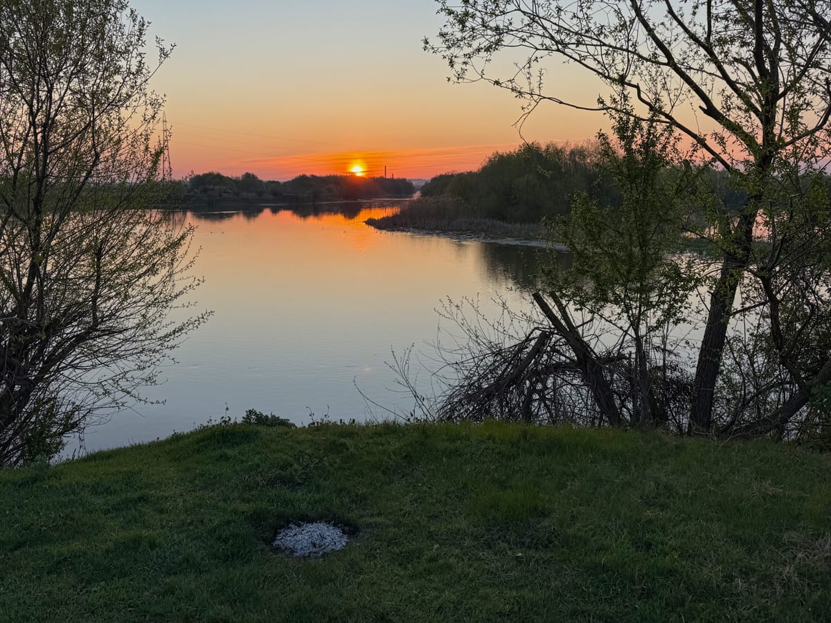 Sonnenaufgang am Fluss nahe Oradea mit Blick aus dem Wohnmobil