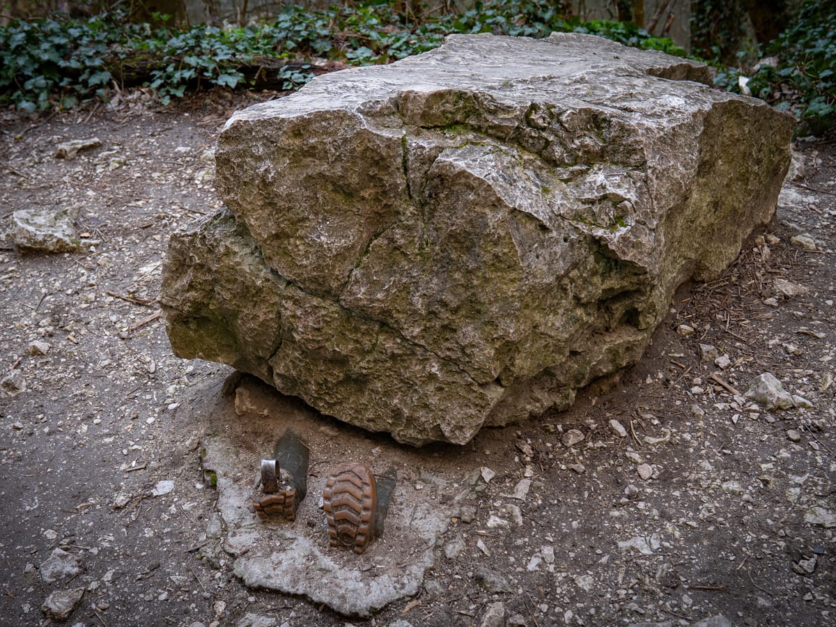 Installation mit Schuhen unter Felsblock als Warnung vor Steinschlag in der Cheile Turzii