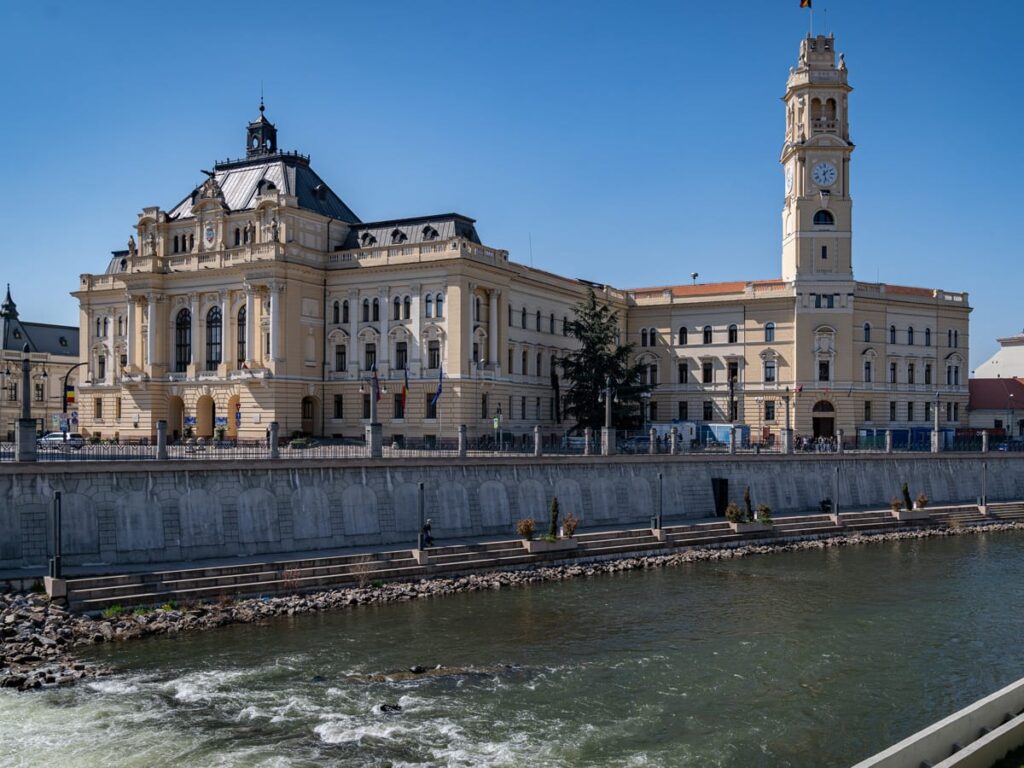 Theater und Rathaus von Oradea am Fluss Crisul Repede