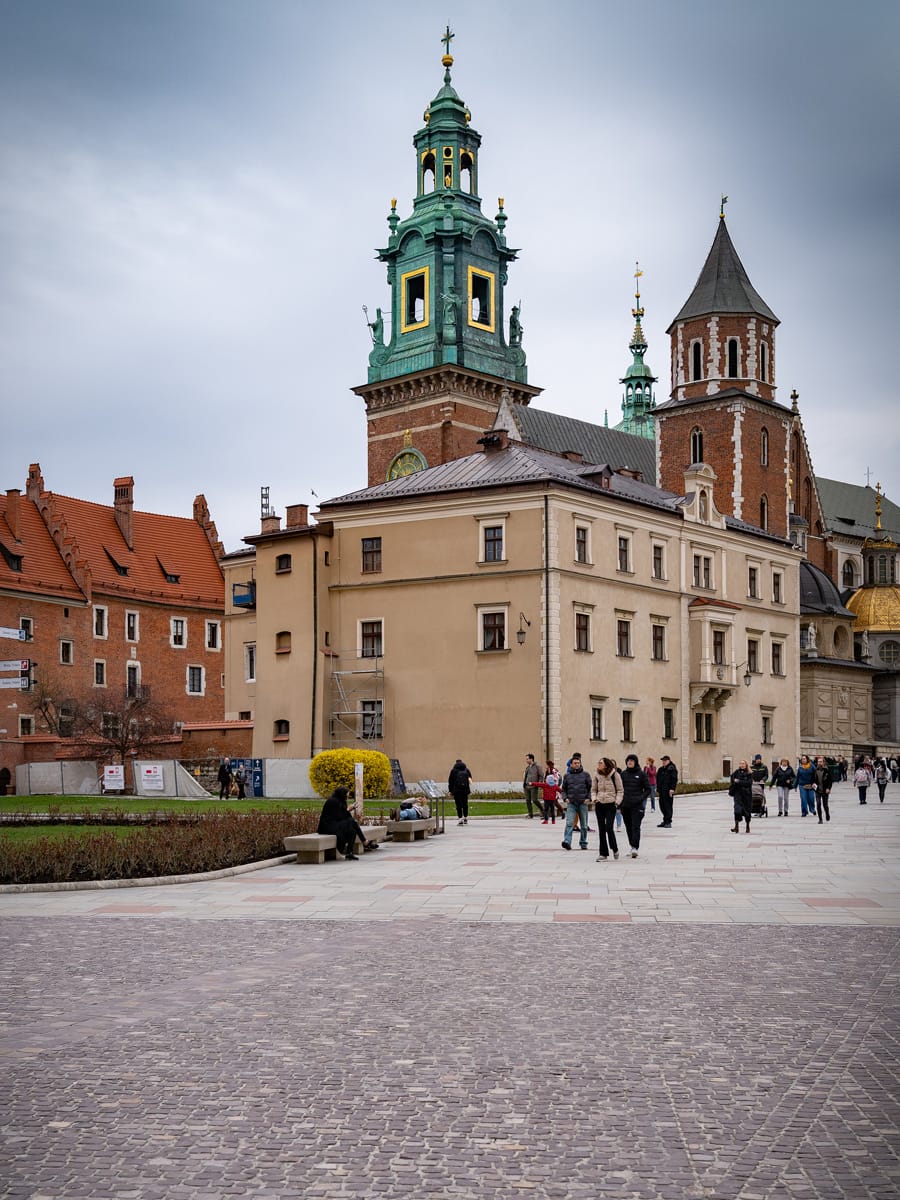 Wawel-Kathedrale und Schlossbereich in Krakau mit Besuchern auf dem Platz