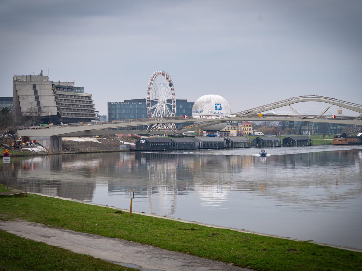 Blick auf die Weichsel in Krakau mit Bruecke Riesenrad und Freizeitpark im Hintergrund