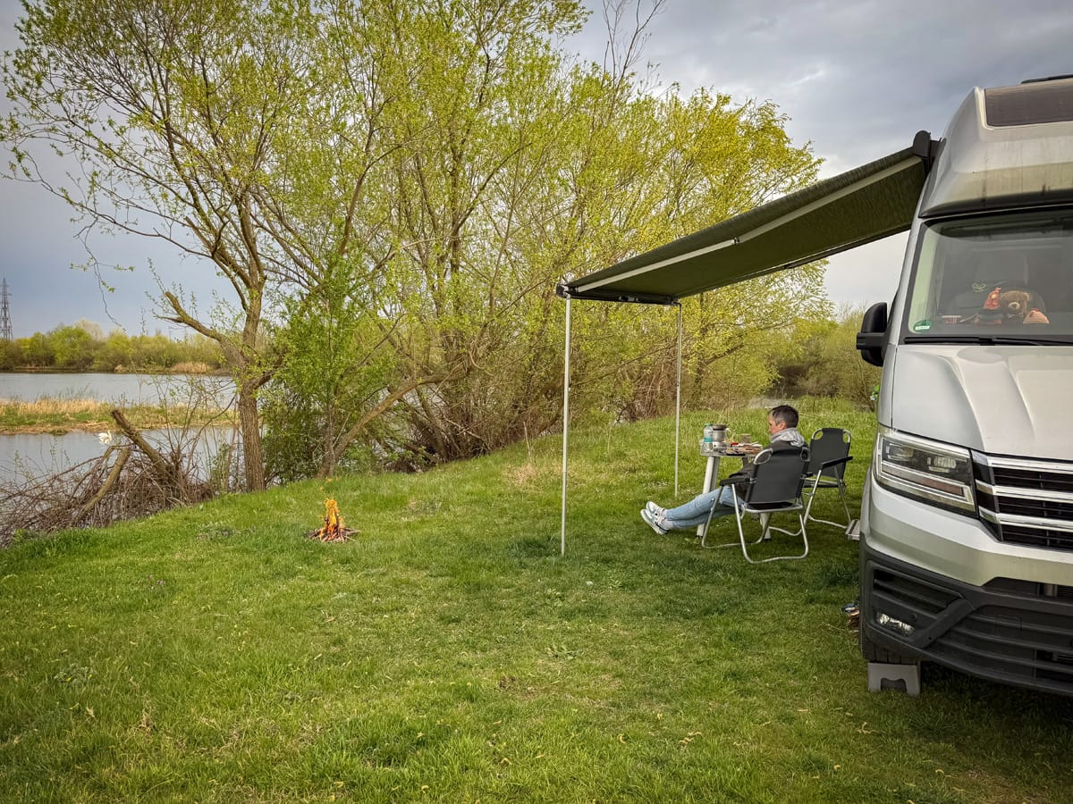 Camper am Fluss bei Oradea mit kleiner Feuerstelle und entspannter Abendszene