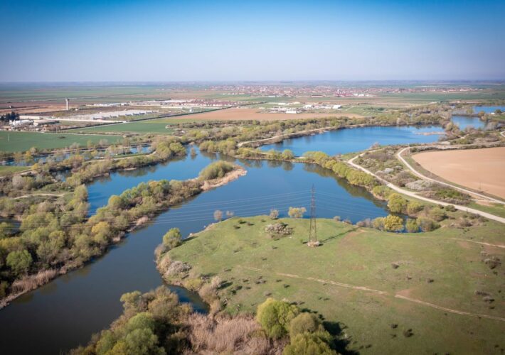 Luftaufnahme einer Flusslandschaft bei Oradea in Rumänien mit ruhigem Wildcamping-Spot