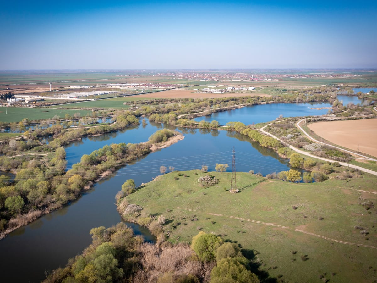 Luftaufnahme einer Flusslandschaft bei Oradea in Rumänien mit ruhigem Wildcamping-Spot