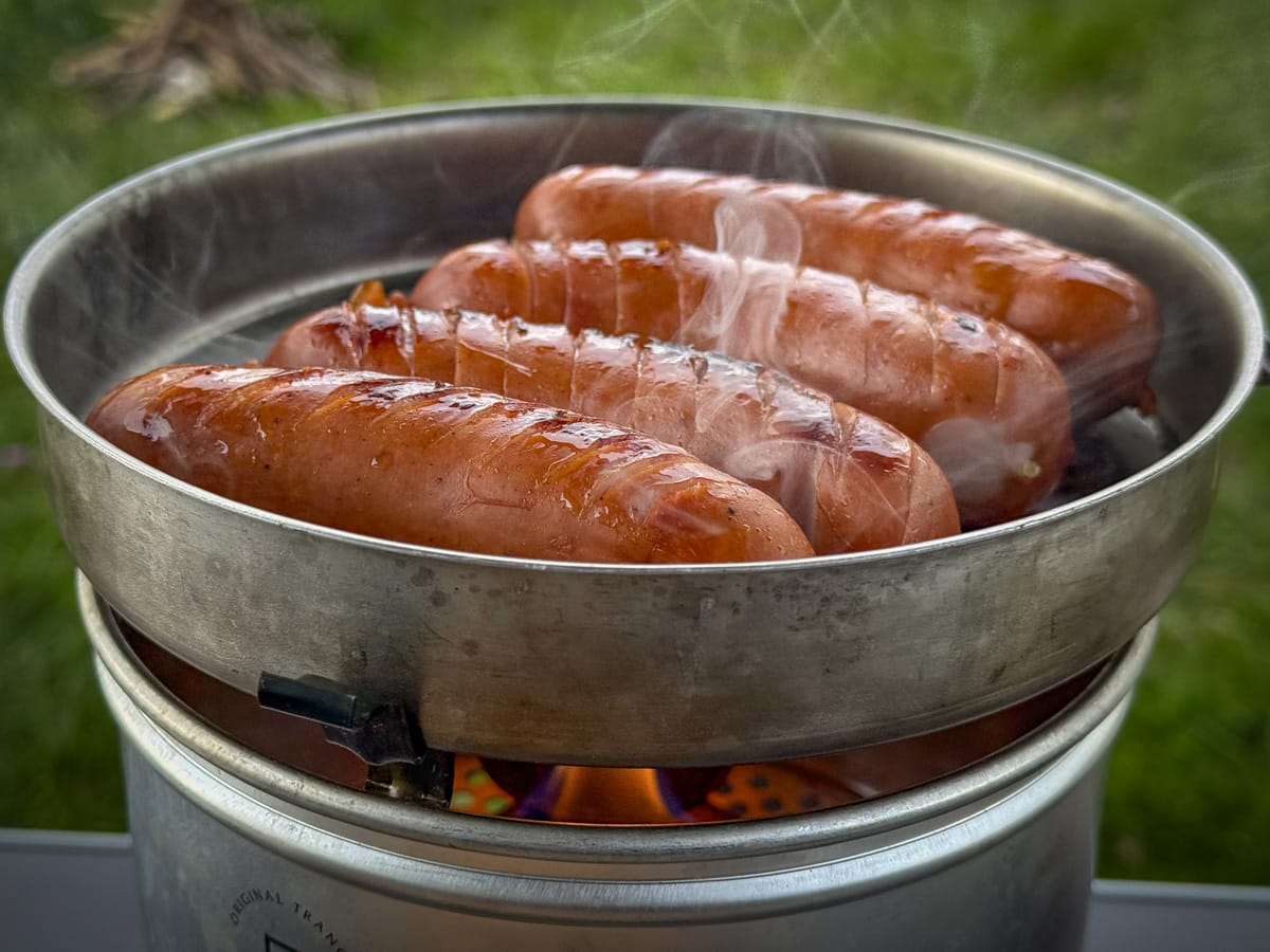 Würstchen auf einem Campingkocher beim Wildcampen nahe Oradea in Rumänien