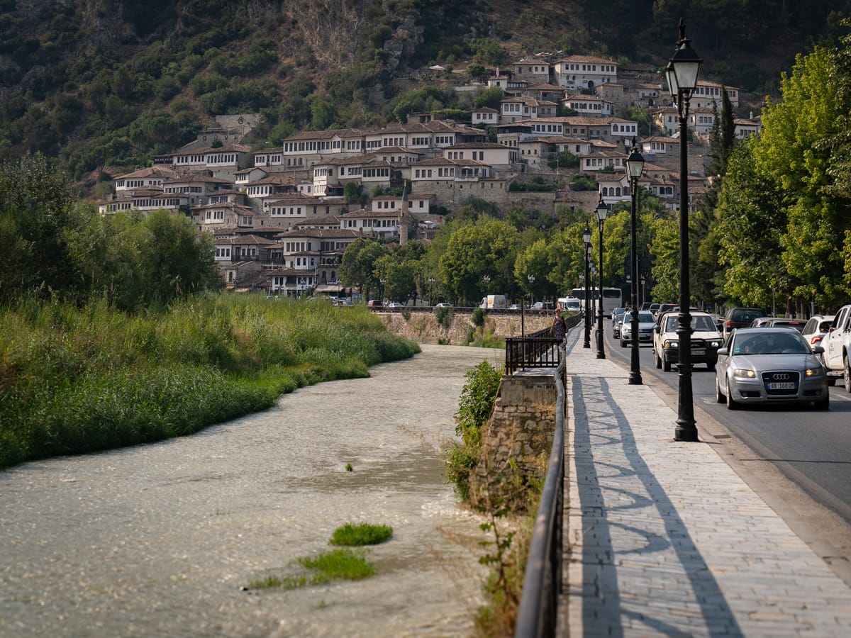 Blick auf die Altstadt von Berat in Albanien entlang des Flusses Osum
