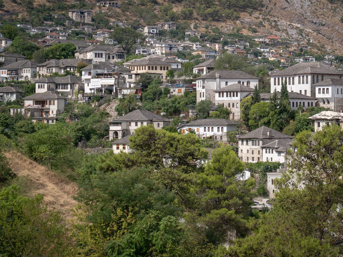 Blick auf die historische Altstadt von Gjirokastër mit Steinhäusern am Hang