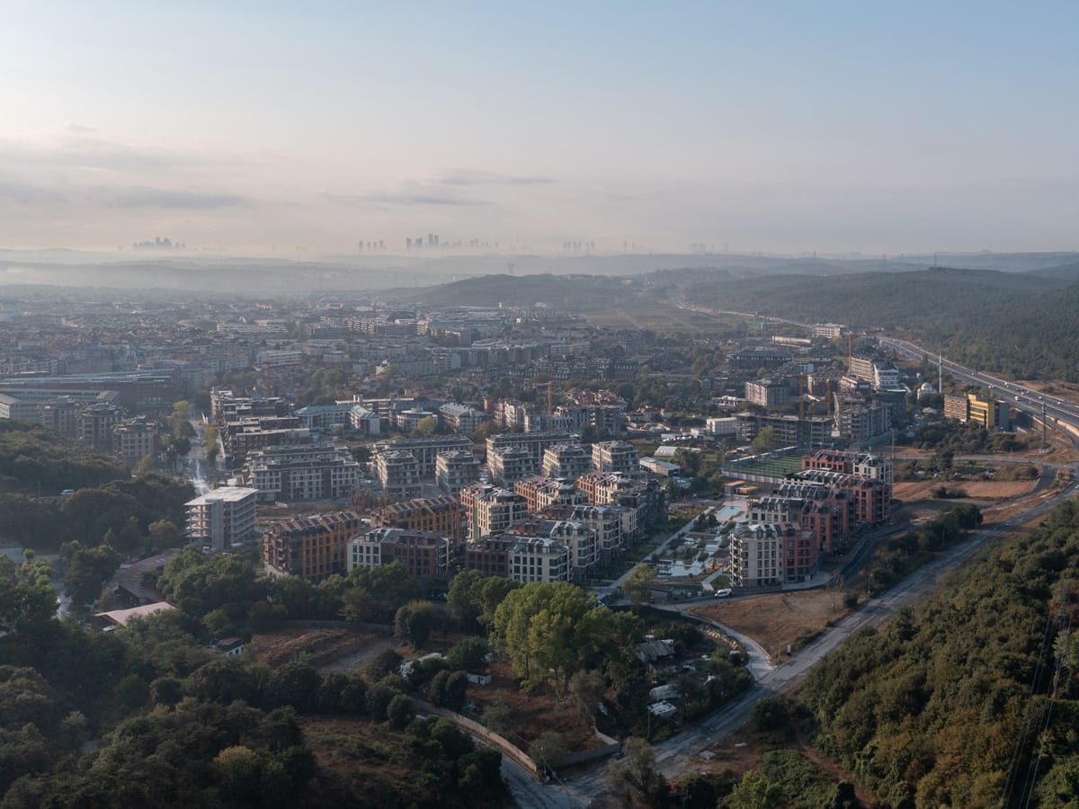 Blick aus der Ferne auf Istanbul mit Autobahn, Wohngebieten und Skyline am Horizont