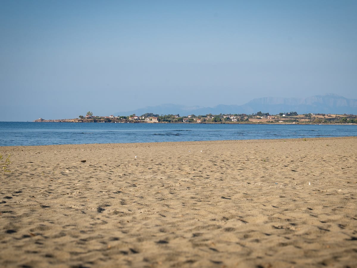 Blick vom Strand bei Camping Natura über das Thrakische Meer Richtung Lefkippos in Nordgriechenland