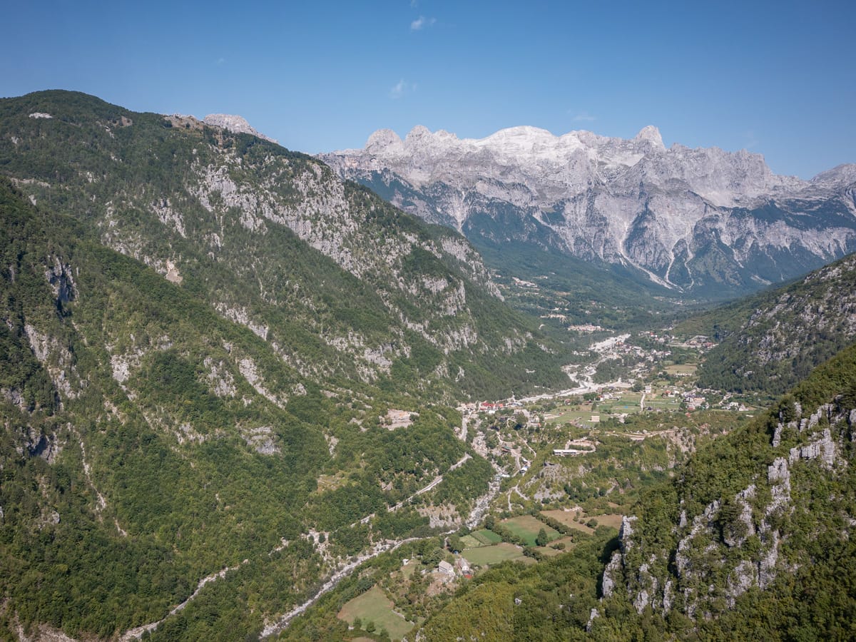 Blick über Theth in den Albanischen Alpen mit tiefem Tal und schroffen Bergen