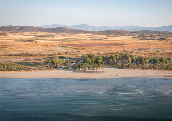 Drohnenaufnahme vom Camping Natura am Strand bei Lefkippos in Nordgriechenland
