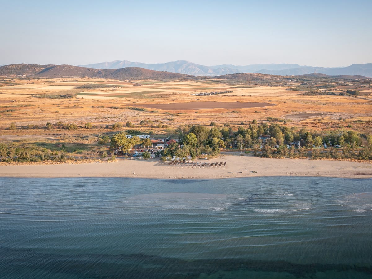 Drohnenaufnahme vom Camping Natura am Strand bei Lefkippos in Nordgriechenland