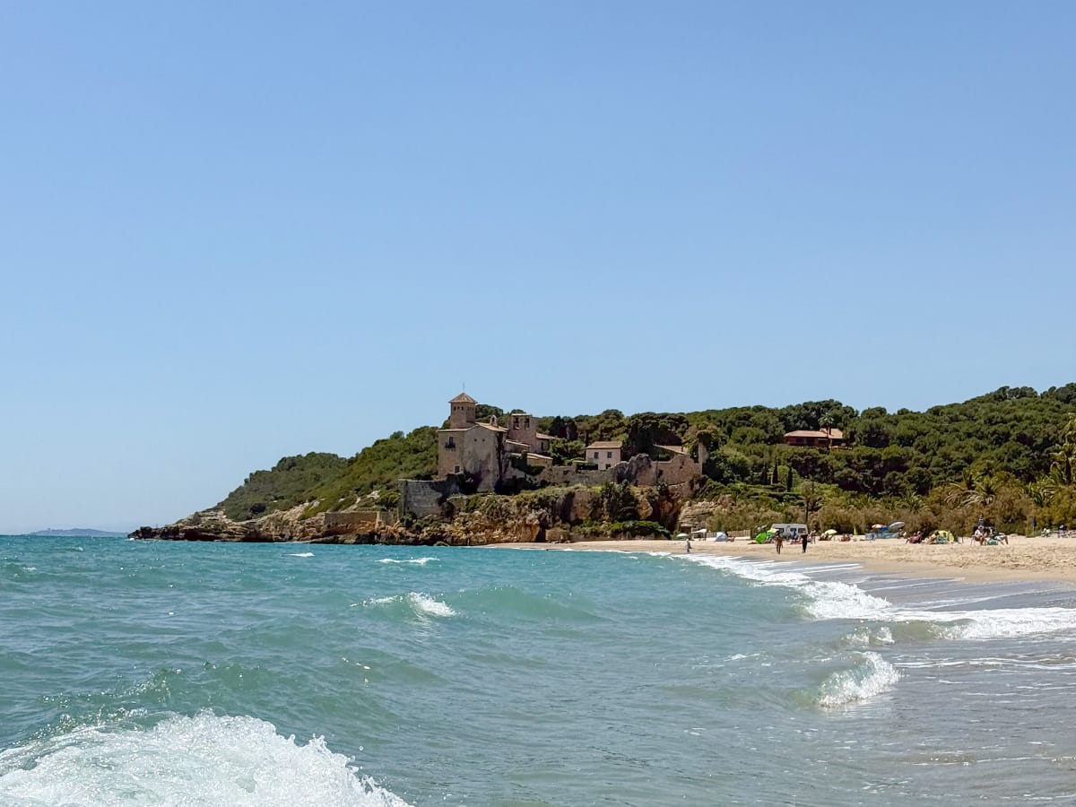 Castell de Tamarit am Playa Tamarit an der Costa Dorada mit Blick über Strand und Mittelmeer