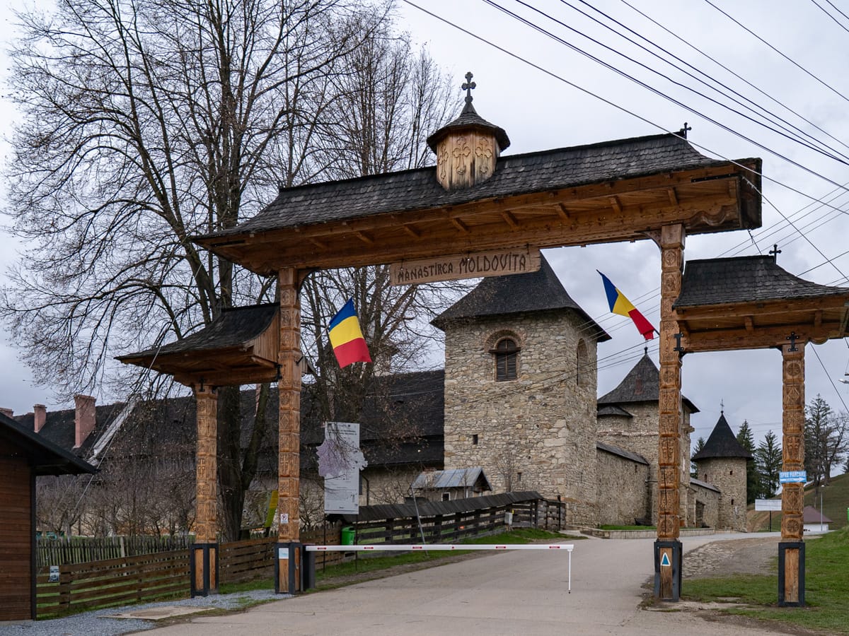 Holztor am Eingang zum Kloster Moldovița mit geschnitzten Verzierungen