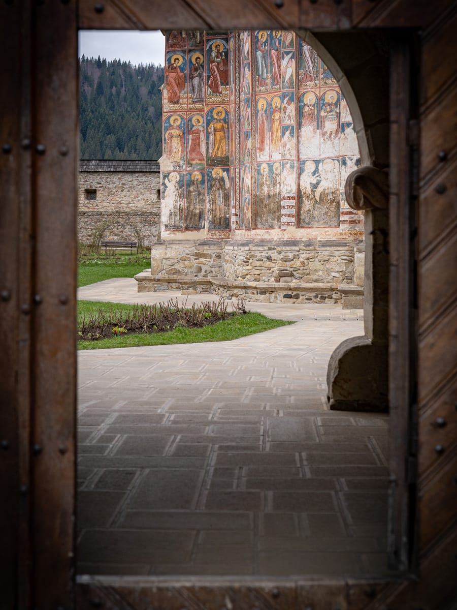 Blick durch das Eingangstor auf die Fresken am Kloster Moldovița